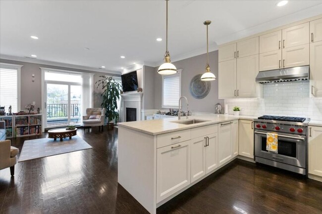 Building Photo - 2 bedroom in Chicago IL 60657