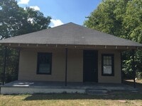 Building Photo - **AVAILABLE NOW**2 or 3 Bedroom / 1 Bathroom Home for Rent in Columbus, GA***