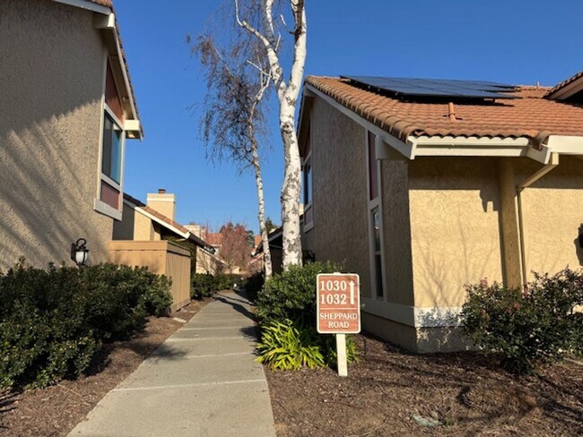 Building Photo - Wonderful, single level townhome w/attached garage available for move-in now!