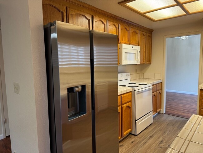 Building Photo - Roseville home with new carpet, paint, & shutters. Landscaper included!