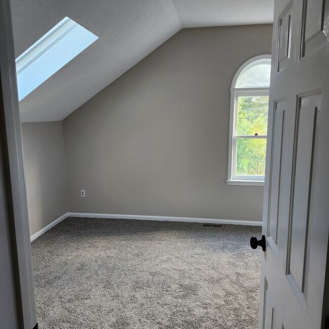 Building Photo - 6 Pine Grove Ave
