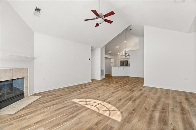 Building Photo - 1305 Village Ln