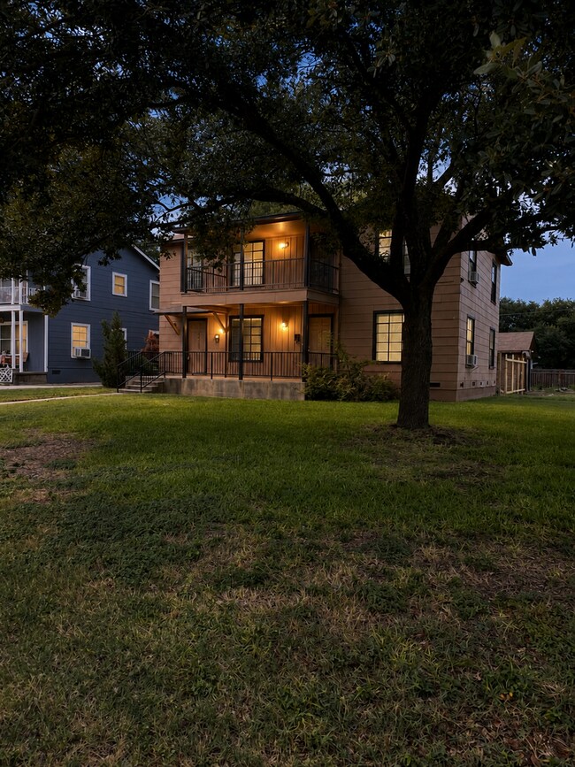 Building Photo - Alamo Heights Townhome