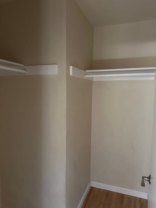 Building Photo - Well cared for home with bonus room