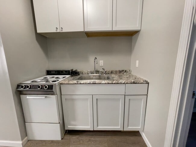 Building Photo - Near Local Shops and Restaurants