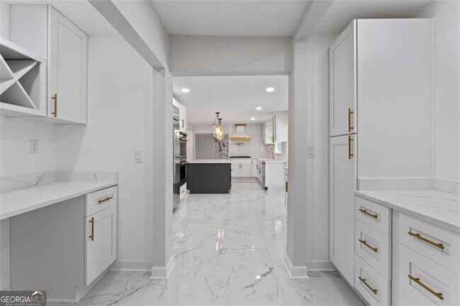 Building Photo - 2023 Stoneleigh Dr