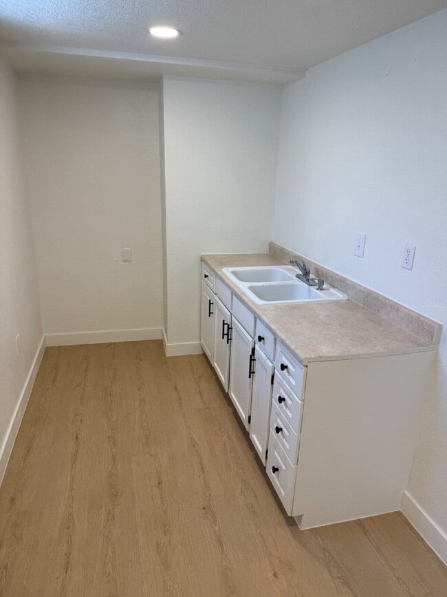 Building Photo - 7070 Beacon Way