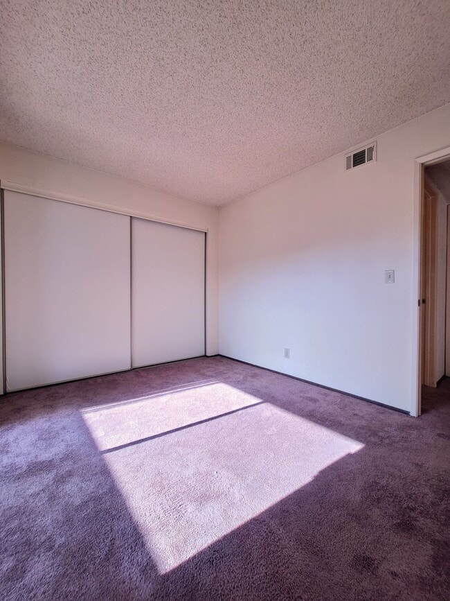 Building Photo - Spacious First Floor 2bd Condo With Laundr...