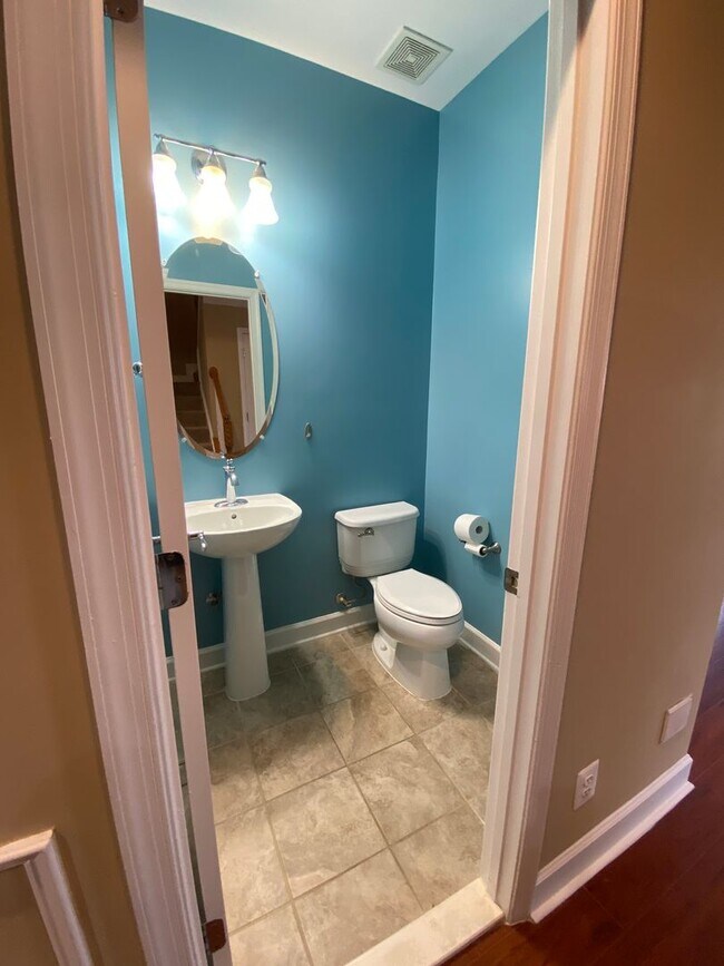 Building Photo - Bright and Spacious End Unit Townhouse in ...