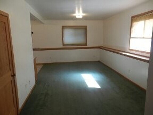 Building Photo - 2 Bedroom 1 Bathroom upstairs apartment