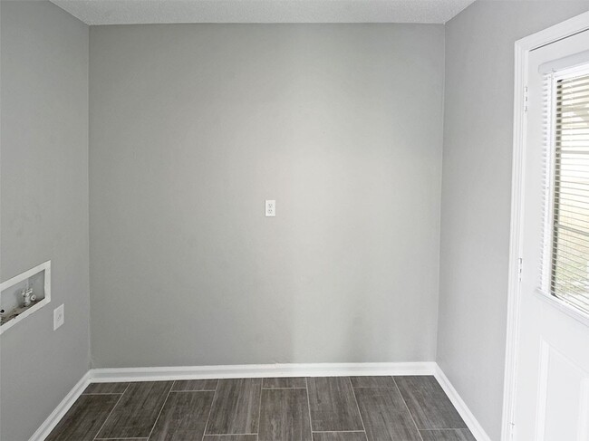 Building Photo - Fully updated 3 bed, 1.5 bath home with wo...