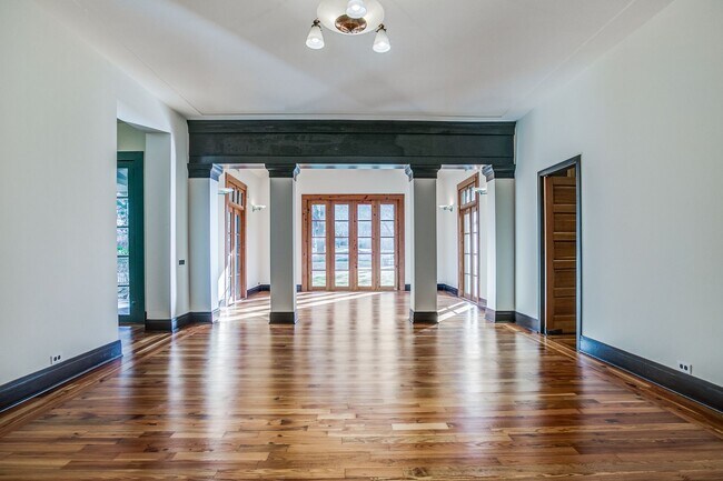 Building Photo - LUXURY 4-BEDROOM IN ALAMO HEIGHTS