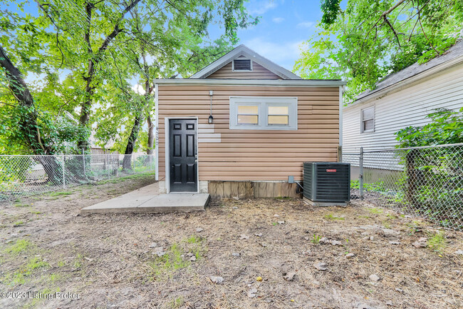 Building Photo - 4020 Larkwood Ave