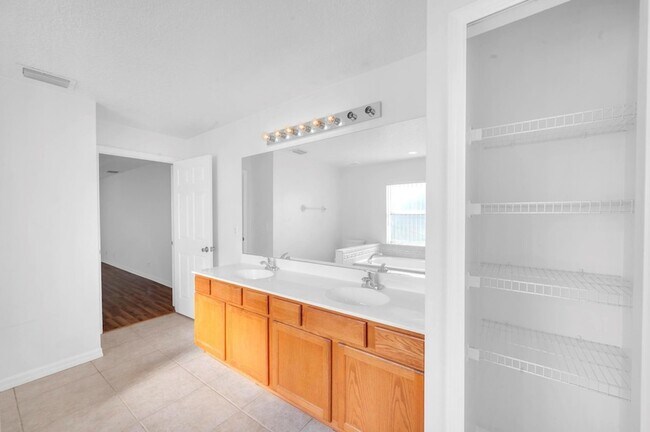 Building Photo - 446 SW S Quick Cir