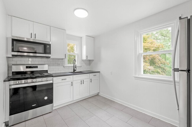 Building Photo - AVAILABLE AUG 1ST!! BEAUTIFUL 2-BEDROOM IN...