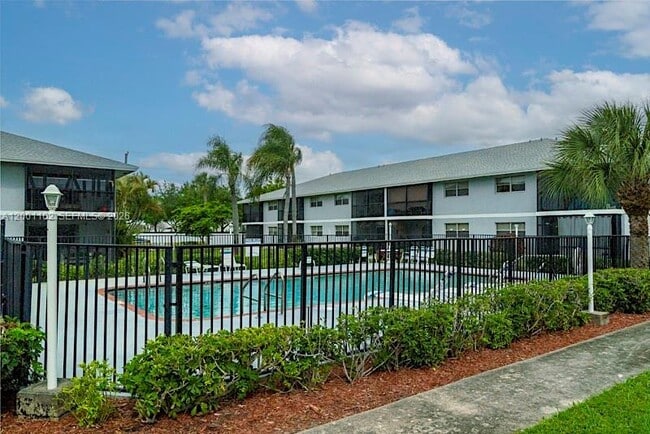 Building Photo - 905 Southridge Rd
