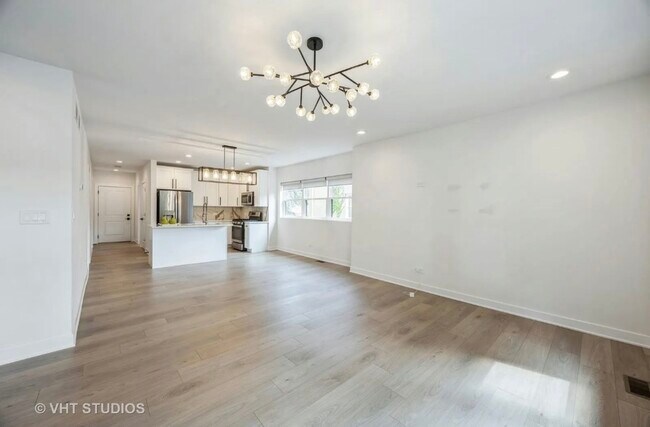 Building Photo - 823 N La Grange Rd