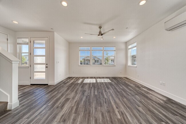Building Photo - 2221 Tapia Wy