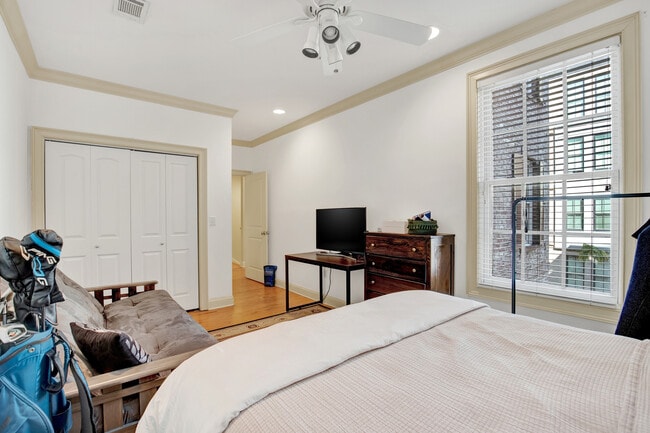 Building Photo - 407 E Hull St