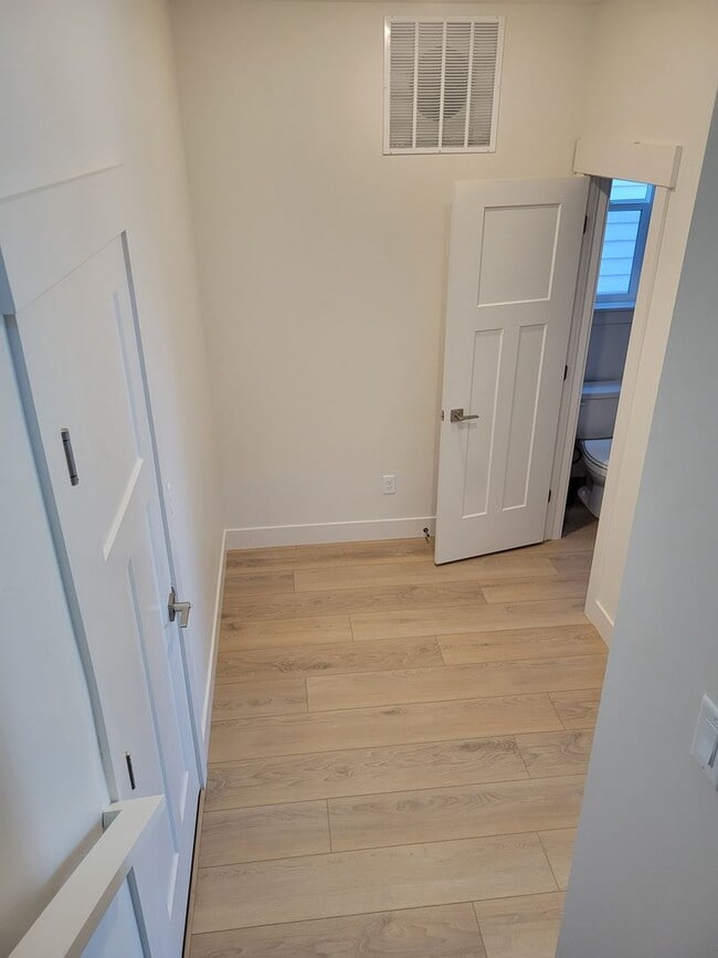 Building Photo - 3 Bed 2.5 Bath with double attached garage in Belgrade