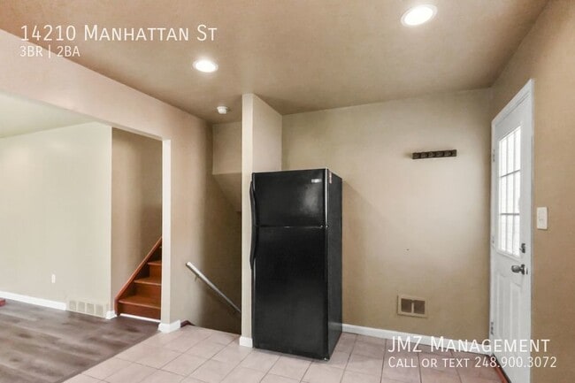 Building Photo - 14210 Manhattan St