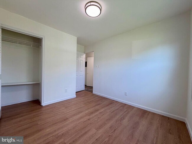 Building Photo - 606 W Beech Rd