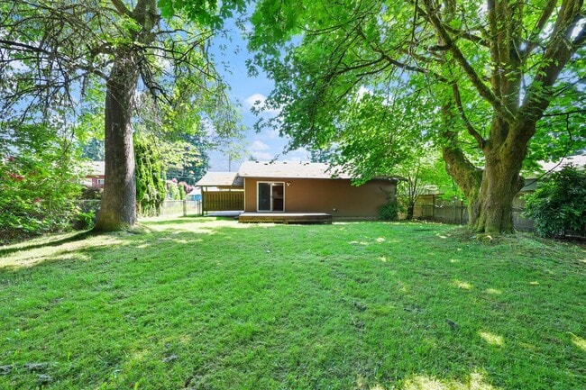 Building Photo - Move in ready now! 3 bedroom rambler in NE...