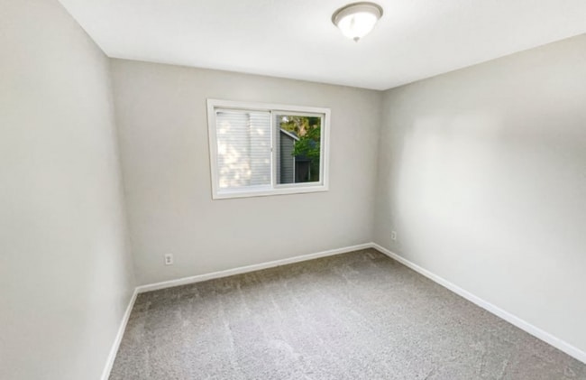 Building Photo - 377 Oakwood Dr