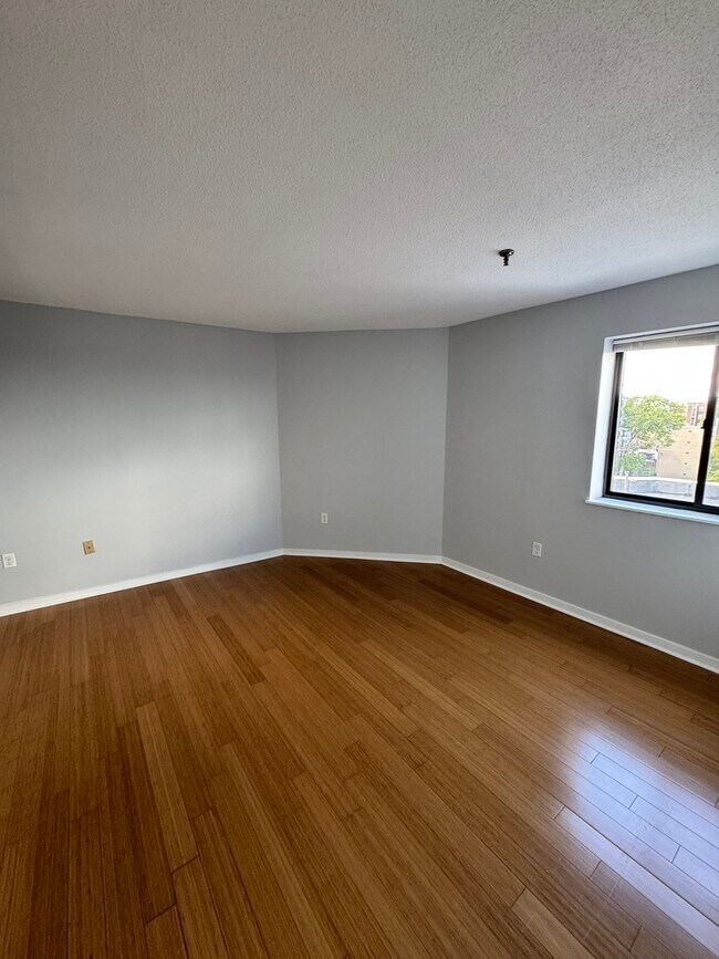 Building Photo - 147 Kelton St