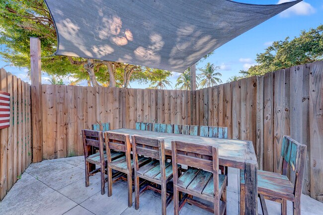 Building Photo - 707 W Boulevard Chatelaine