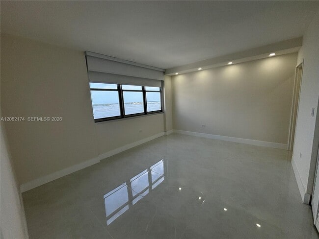 Building Photo - 999 Brickell Bay Dr