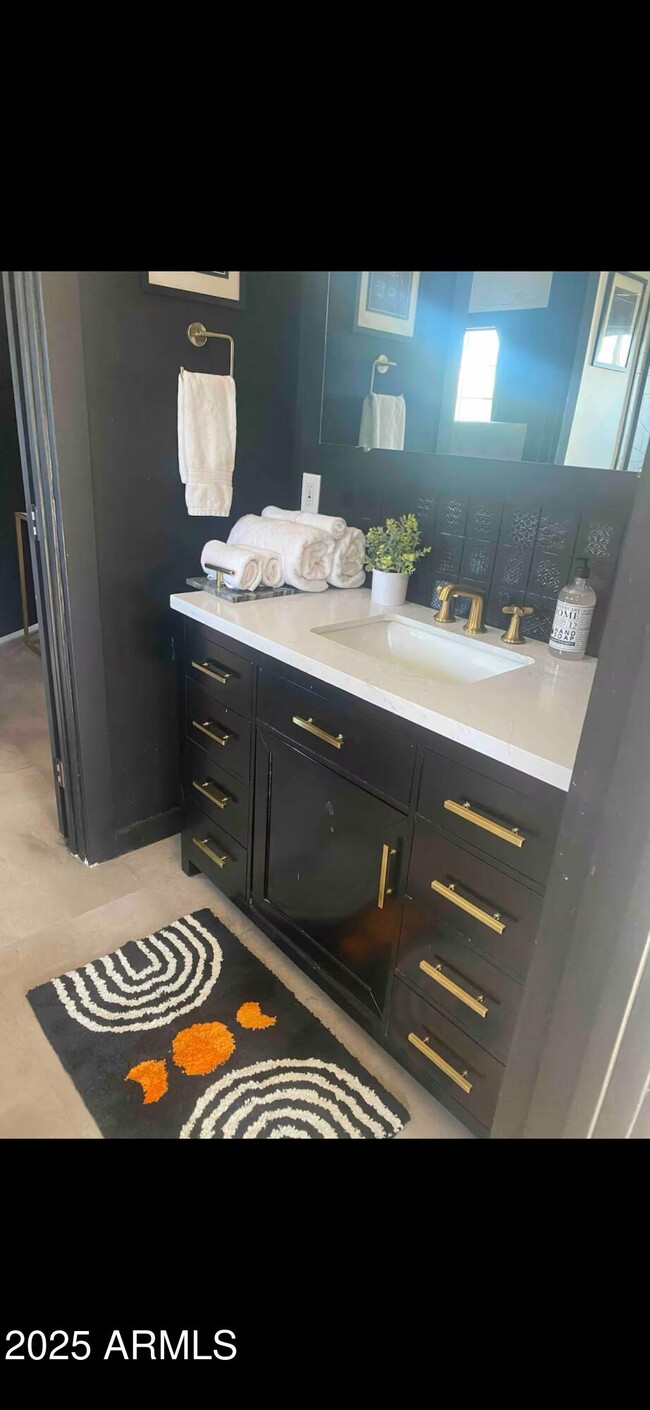 Building Photo - 1055 E Whitton Ave