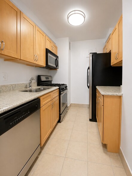 Building Photo - 442 W 44th St