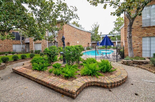 Building Photo - 2121 Fountain View Dr