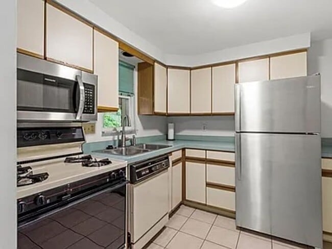 Primary Photo - AVAILABLE 6/1! CONVENIENTLY LOCATED 2 BEDR...