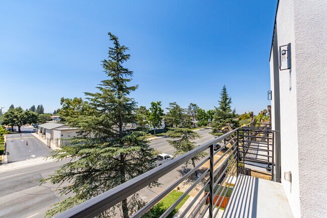 Building Photo - Sleek and spacious 4-bedroom, 4.5-bathroom...