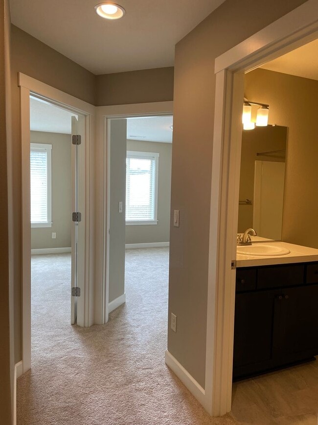 Building Photo - LUXURY 4 Bed Camas Townhome! Gated Communi...