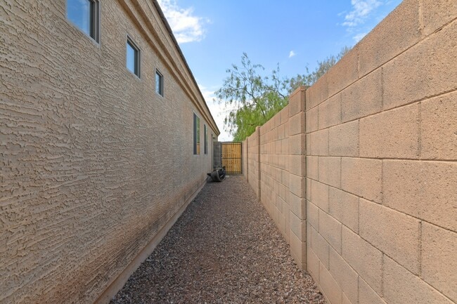Building Photo - 3738 W Carson Rd