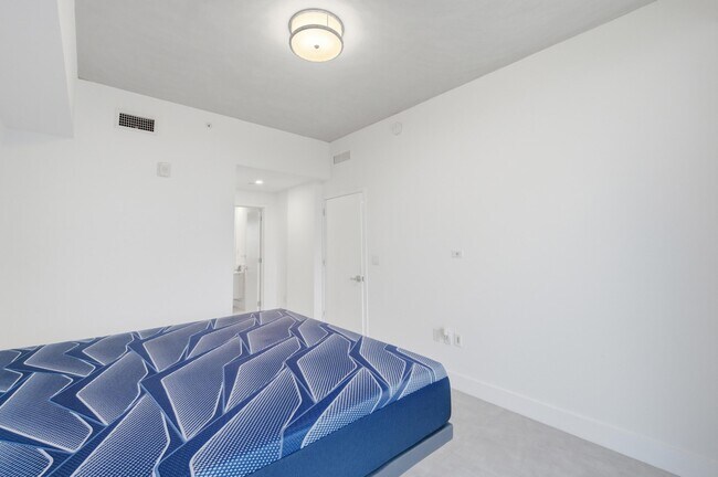 Building Photo - 13800 Highland Dr