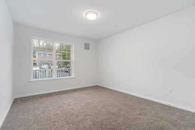 Building Photo - 565 W Lehigh St