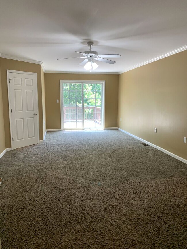 Building Photo - BEAUTIFUL 3 BED/2.5 BATH TOWNHOUSE!!