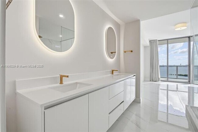 Building Photo - 700 NE 24th St