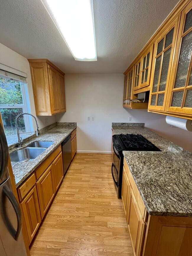 Building Photo - 3062 Girard Ct