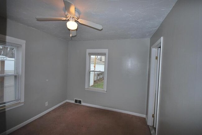 Building Photo - 328 W Kalama Ave