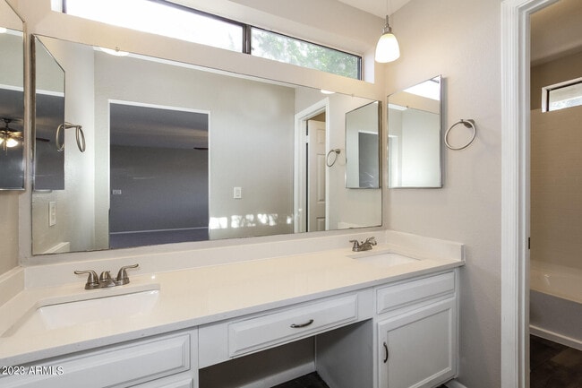 Building Photo - 5322 W Riviera Dr