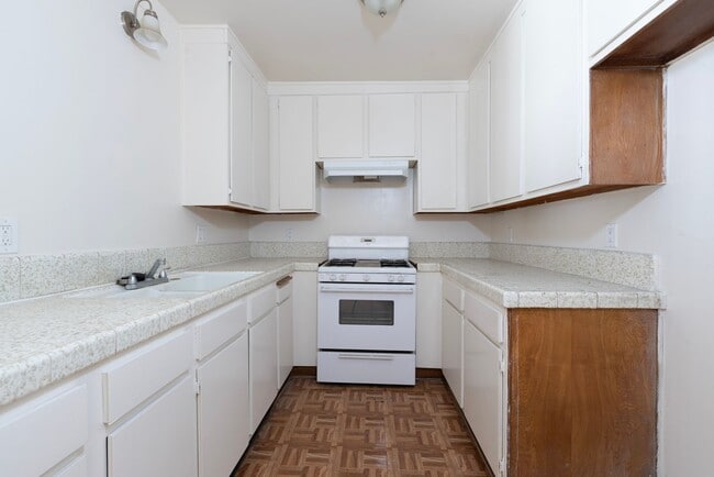 Building Photo - 911 W College St