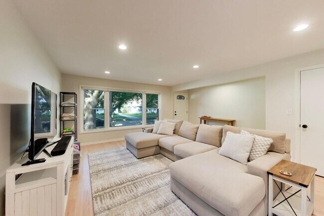 Building Photo - 539 S Evergreen Ave