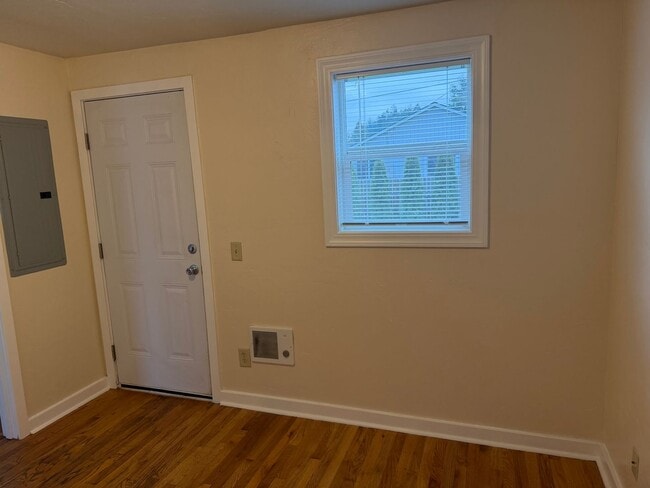 Building Photo - Updated 2 bedroom 1 bathroom house in Springfield!