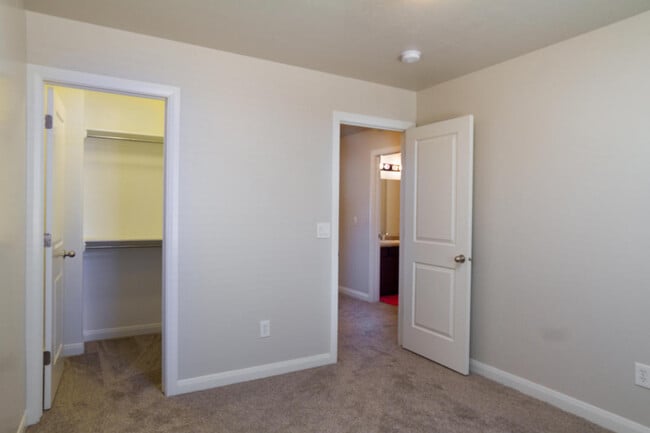 Building Photo - Beautiful Desert Hills Beauty!  Casitas at Hidden Valley! Price Reduced!