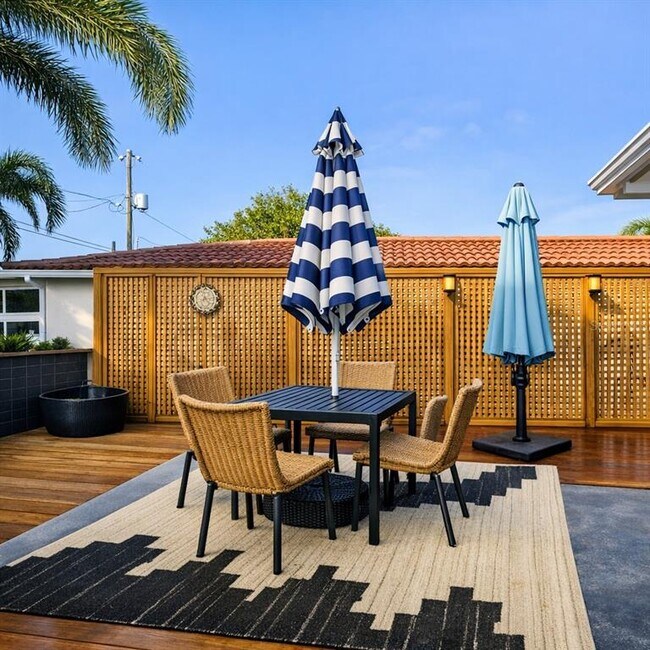 Building Photo - 205 25th Ave NE